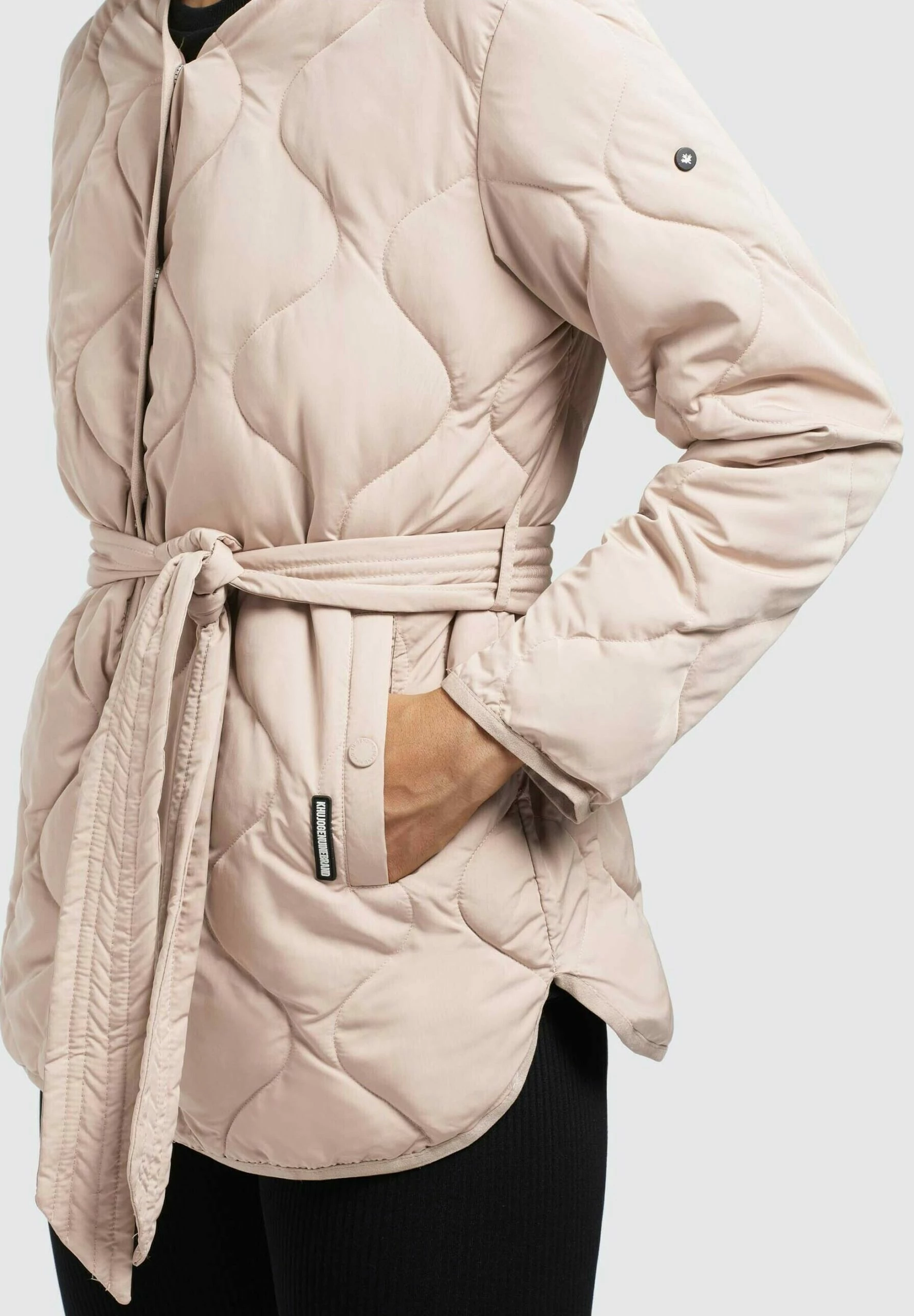 Khujo Yuna - Chaqueta De Entretiempo - War Pin 6 Khujo Yuna - Chaqueta De Entretiempo - War Pin - Imagen 6