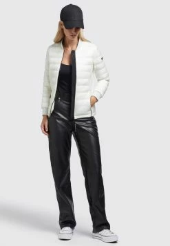 Khujo Maude Shiny - Chaquetas Bomber - Cremeweiß -Khujo Ventas 79b05c9edfb44817bd9fe493545ac96a scaled