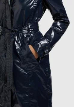 Khujo Alecia - Gabardina - Dunkelblau -Khujo Ventas 7ffe022a33814712a470f362ecf5bf34 scaled