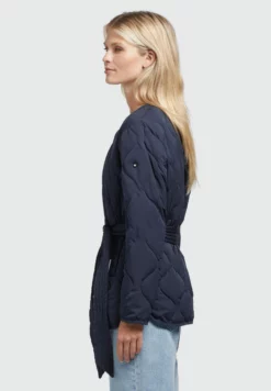 Khujo Yuna - Chaqueta De Entretiempo - Dunkelblau -Khujo Ventas b72a87d24e51402d8d0e02f1267c8828 scaled